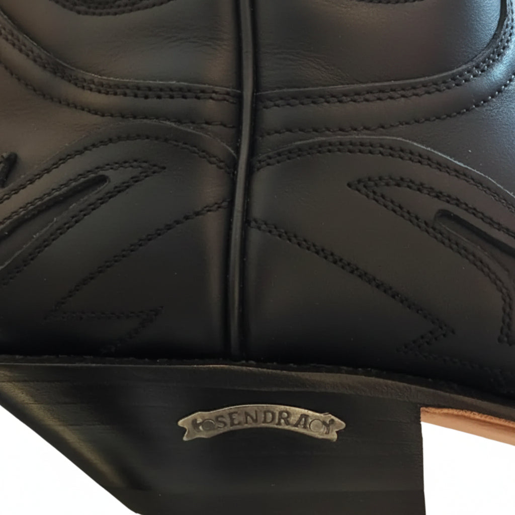 Botas cowboy Sendra negras de piel con bordados western tono sobre tono y puntera afilada talla 41