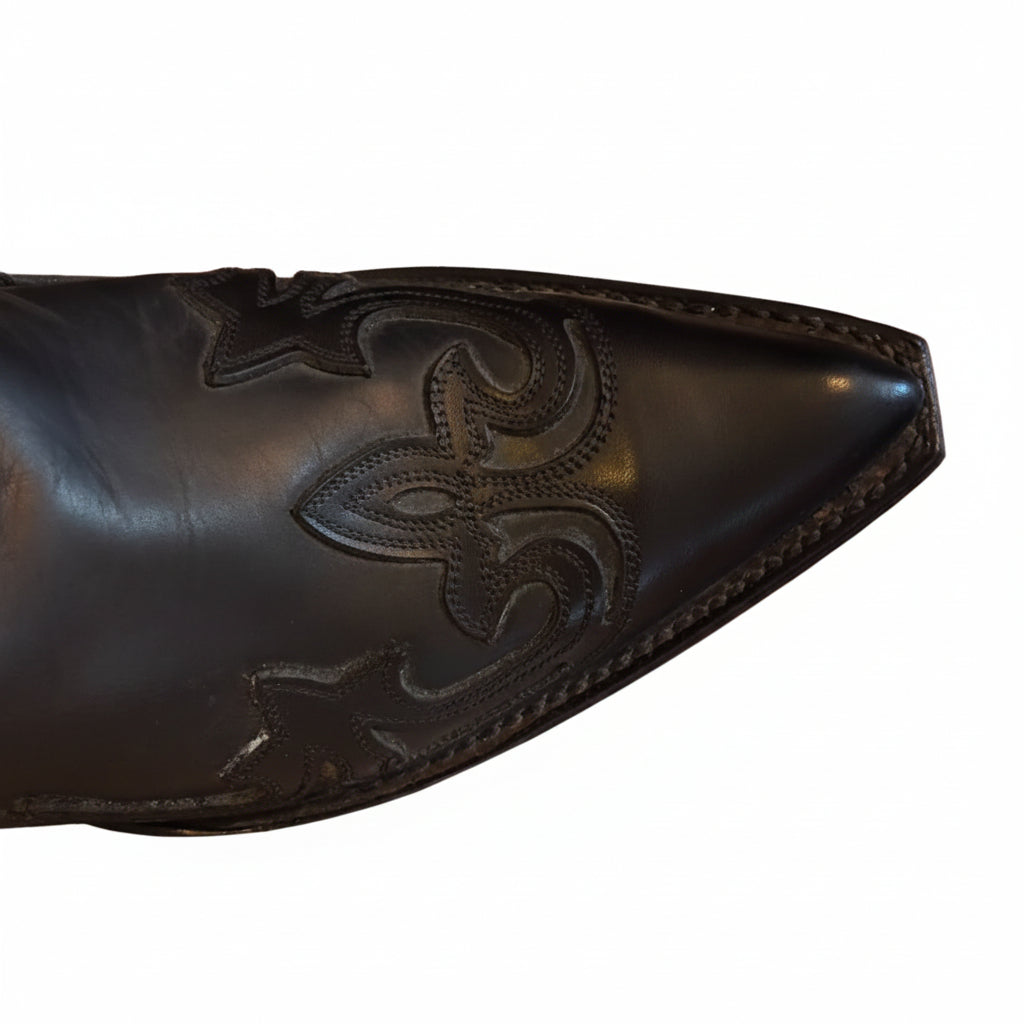 Botas cowboy Sendra negras de piel con bordados western tono sobre tono y puntera afilada talla 41