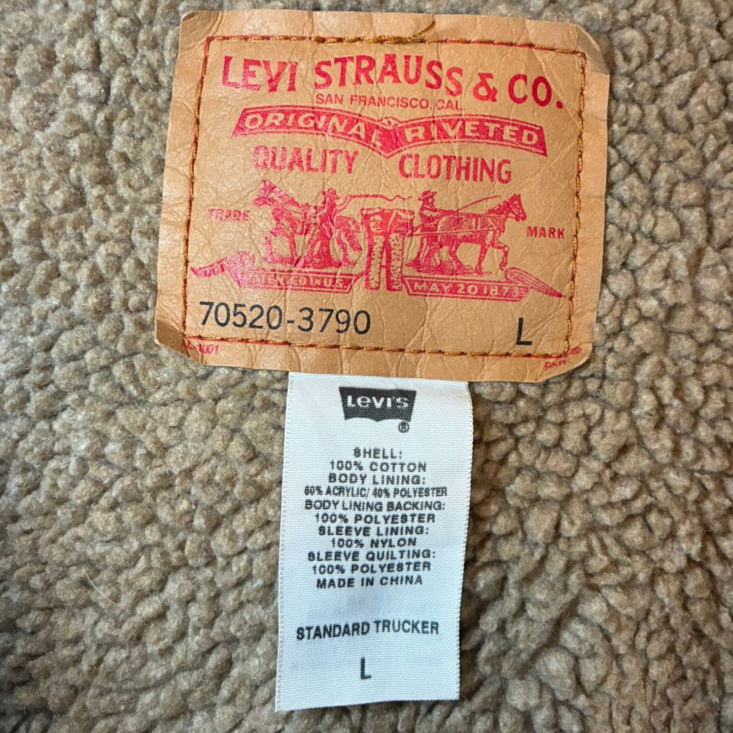 Chaqueta Levi's sherpa vintage estilo denim con forro cálido, disponible en Good Luck Vintage Canarias