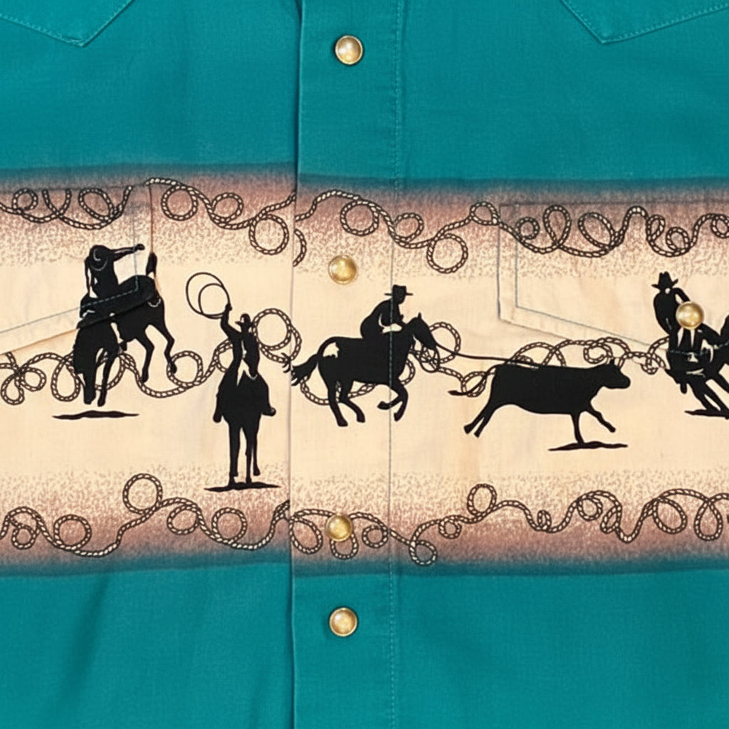 Camisa western vintage Cumberland talla M en color turquesa con cuello negro, botones a presión y estampado cowboy del viejo oeste en pecho y mangas.