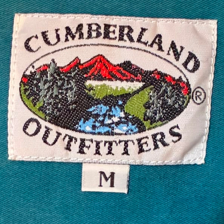 Camisa western vintage Cumberland talla M en color turquesa con cuello negro, botones a presión y estampado cowboy del viejo oeste en pecho y mangas.