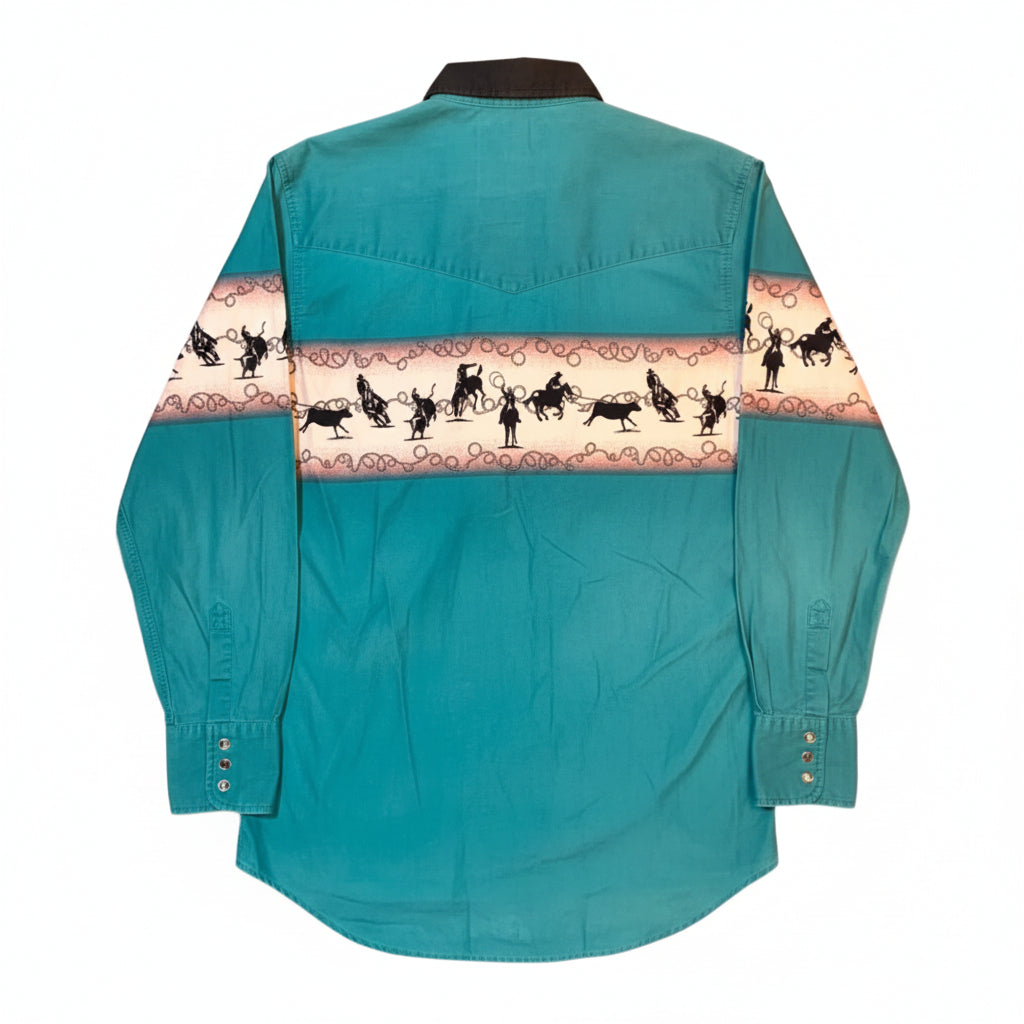 Camisa western vintage Cumberland talla M en color turquesa con cuello negro, botones a presión y estampado cowboy del viejo oeste en pecho y mangas.